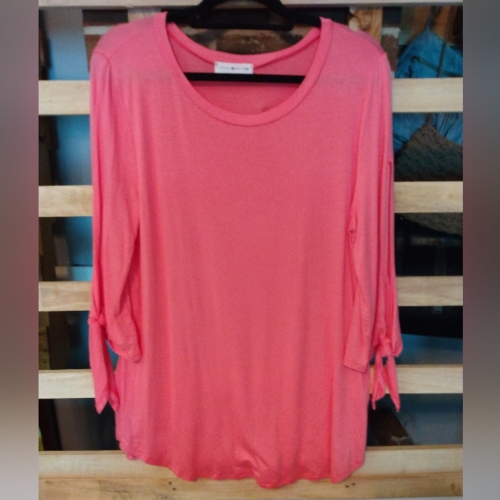Coco & Main XL Coral 3/4 length sleeves with slits down the arm then ties EUC